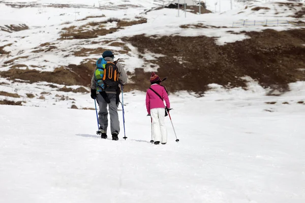 Πατέρας Και Κόρη Πασσάλους Σκι Χιονισμένη Πλαγιά Μικρή Χιονισμένη Χρονιά — Φωτογραφία Αρχείου