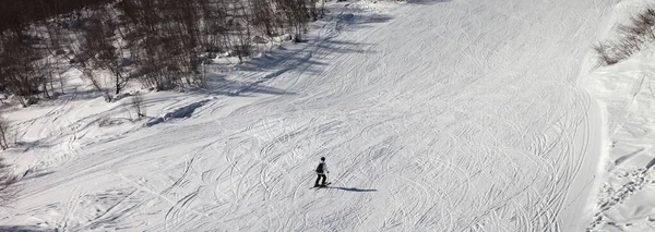 Kayakçı Kış Günü Kar Yamacında Yokuş Aşağı Kayıyor Panoramik Görünüm — Stok fotoğraf