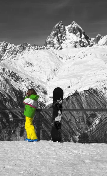Giovane Snowboarder Scatta Foto Vicino Snowboard Sul Punto Vista Montagna — Foto Stock