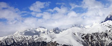 Karlı kış dağlarının bulutlardaki panoramik manzarası. Kafkas Dağları, Gürcistan 'ın Svaneti bölgesi.