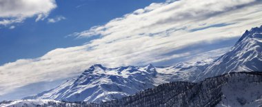 Güneşli bir akşamda karlı kış dağlarının panoramik manzarası. Kafkas Dağları, Gürcistan 'ın Svaneti bölgesi.
