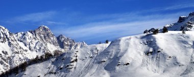 Güneşli bir günde çığ altında kalan karlı pistte panoramik manzara. Gürcistan 'ın Kafkasya Dağları, Tetnuldi, Svaneti Bölgesi.