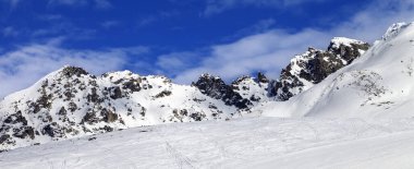 Güneşli kış gününde karlı kayak yamacında panoramik manzara. Tetnuldi, Kafkasya Dağları, Gürcistan 'ın Svaneti bölgesi.
