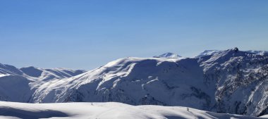 Karlı pist dışında panoramik manzara ve güneşli kış sabahında açık mavi gökyüzü. Tetnuldi, Kafkasya Dağları, Gürcistan 'ın Svaneti bölgesi.