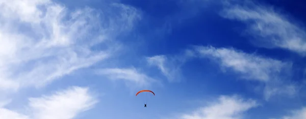 Rüzgarlı Gökyüzünde Paraşütçü Silueti Panoramik Görünüm — Stok fotoğraf