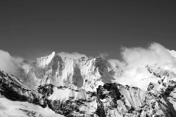 Höga Steniga Snöiga Berg Moln Och Dimma Vintern Kaukasus Regionen — Stockfoto