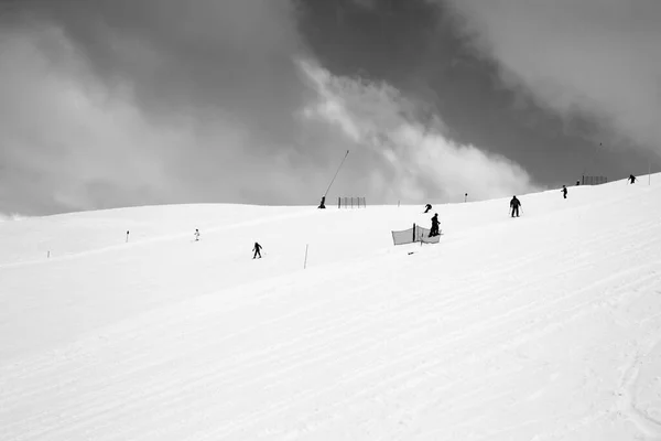 Esquiadores Pista Para Esquiar Preparados Por Snowcat Cielo Con Nubes — Foto de Stock