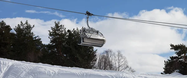 Sandalye Kaldırmada Panoramik Manzara Kayak Merkezindeki Kayak Snowboard Izleriyle Birlikte — Stok fotoğraf