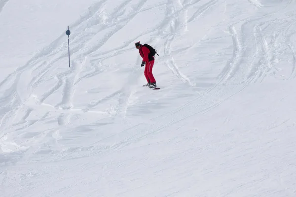 Snowboardos Piros Lefelé Havas Piste Lejtőn Hóesés Után Hideg Téli — Stock Fotó