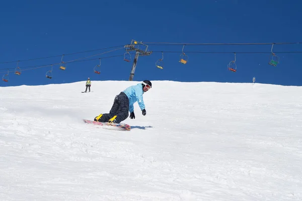 Snowboarder Desciende Pista Esquí Nevado Las Montañas Invierno Antiguo Telesilla —  Fotos de Stock
