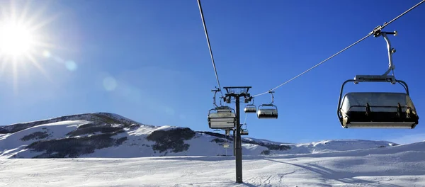 Declive Esqui Nevado Elevador Cadeiras Céu Azul Com Sol Raios — Fotografia de Stock
