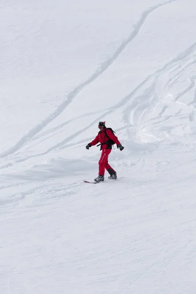 Snowboardåkare Röd Nedförsbacke Snöig Offpist Efter Snöfall Grå Vinterdag — Stockfoto