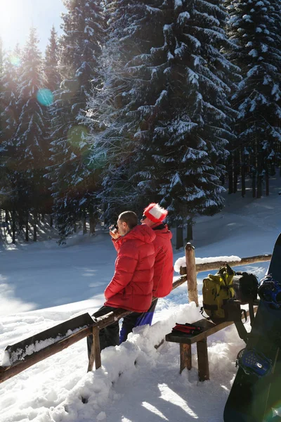 Dos Excursionistas Descansan Bosque Abetos Nevados Soleado Día Invierno Montañas —  Fotos de Stock