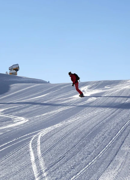 Snowboarder Desce Pista Esqui Nevado Preparado Por Snowcat Noite Inverno — Fotografia de Stock