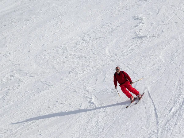Esquiador Pista Esquí Nevada Sol Día Invierno —  Fotos de Stock
