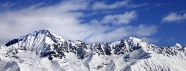 Kış güneşinde karlı dağlar. Gürcistan 'ın Svaneti bölgesindeki Hatsvali' de kayak asansöründen panoramik manzara. Kafkas Dağları.