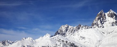 Güneşli bir günde karlı dağların panoramik manzarası. Kışın Kafkas Dağları. Gürcistan 'ın Svaneti bölgesi.