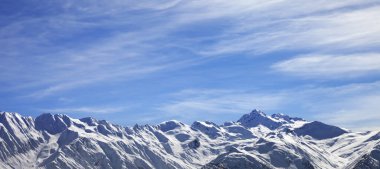 Rüzgarlı kış gününde, güneş ışığı karlı dağlarda panoramik manzara. Kafkas Dağları. Gürcistan 'ın Svaneti bölgesi.