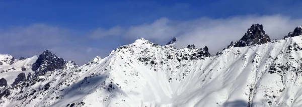 晴れた冬の日には雪山のパノラマビュー カフカス山脈 ジョージア州のスヴァネティ地方 — ストック写真