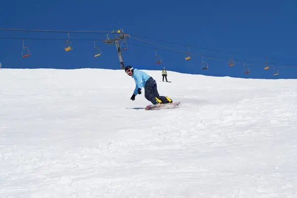 Snowboarder Descend Sur Piste Ski Enneigée Dans Les Montagnes Hiver — Photo