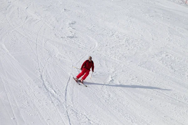 Skieur Sur Piste Ski Enneigée Ensoleillée Soleil Jour Hiver — Photo