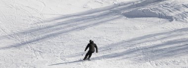 Güneşli kış gününde karlı kayak yamacında kayakçı. Kafkas Dağları. Hatsvali, Gürcistan 'ın Svaneti bölgesi. Panoramik görünüm.