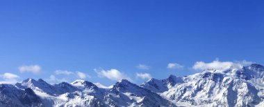 Güneşli bir günde yüksek karlı kış dağlarının panoramik manzarası. Kafkas Dağları. Gürcistan 'ın Svaneti bölgesi.