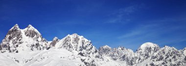Güneşli kış gününde karlı dağların panoramik manzarası. Kafkas Dağları. Gürcistan 'ın Svaneti bölgesi, Ushba Dağı.