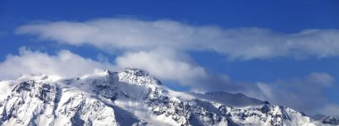 Güneşli bir günde, kışın karlı dağların panoramik manzarası. Kafkas Dağları. Gürcistan, bölge Svaneti