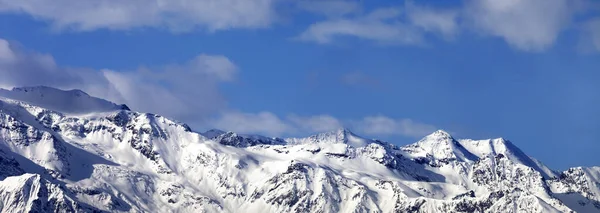 Vue Panoramique Sur Les Montagnes Enneigées Ensoleillées Par Une Belle — Photo