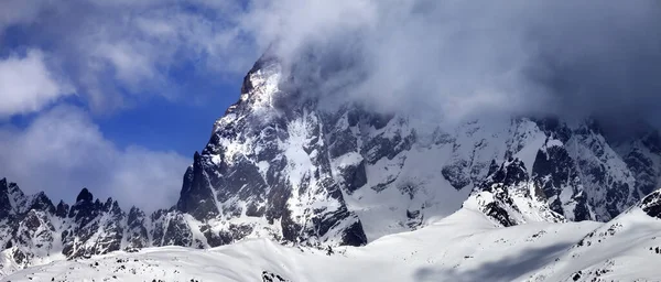 Góra Ushba Mgle Słoneczny Zimowy Dzień Przed Burzą Zaśnieżony Kaukaz — Zdjęcie stockowe