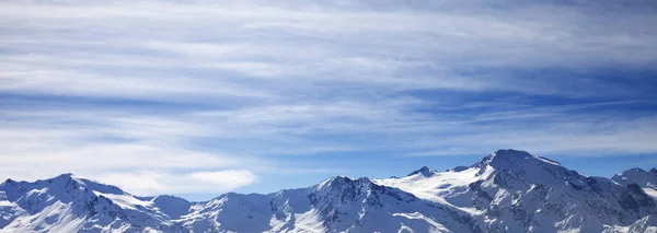 Vue Panoramique Sur Les Montagnes Enneigées Ensoleillées Dans Vent Matin — Photo