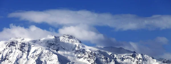 晴れた晴れた日の冬の雪山のパノラマビュー カフカス山脈 ジョージア州 — ストック写真