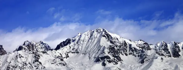 冬日的白雪山 蓝天的云彩 格鲁吉亚斯瓦涅季地区Hatsvali的滑雪升降机全景 高加索山脉 免版税图库图片