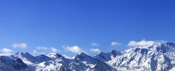 晴れた日には雪の多い冬の山々を眺めるパノラマビュー カフカス山脈 ジョージア州のスヴァネティ地方 ストック画像