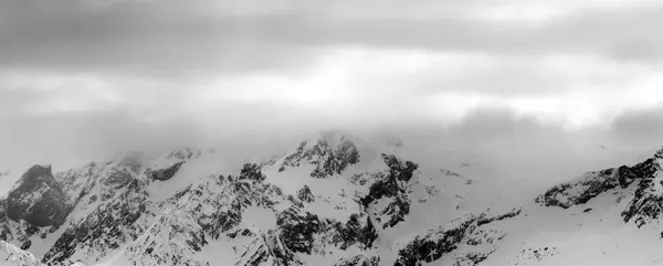 Panorámás Kilátás Havas Hegyekre Ködben Viharfelhőkben Kaukázus Hegység Télen Grúzia — Stock Fotó