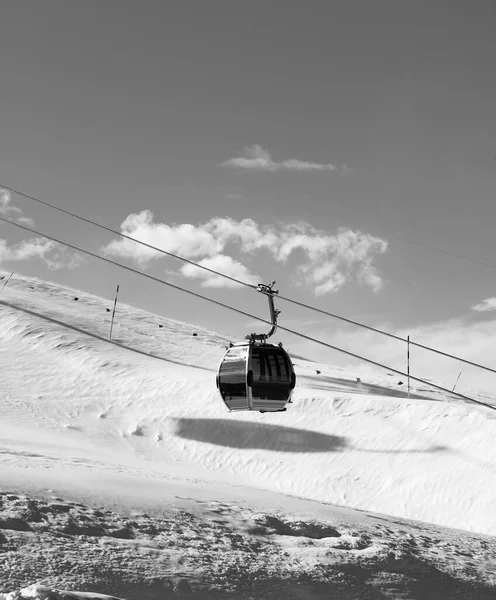 Pista Nevada Telecabina Estación Esquí Día Del Sol Ventoso Montañas — Foto de Stock