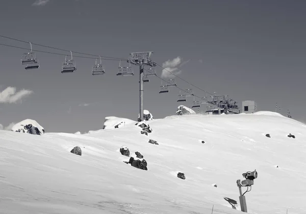 Elevador Cadeira Encosta Nevada Com Neve Estação Esqui Dia Sol — Fotografia de Stock