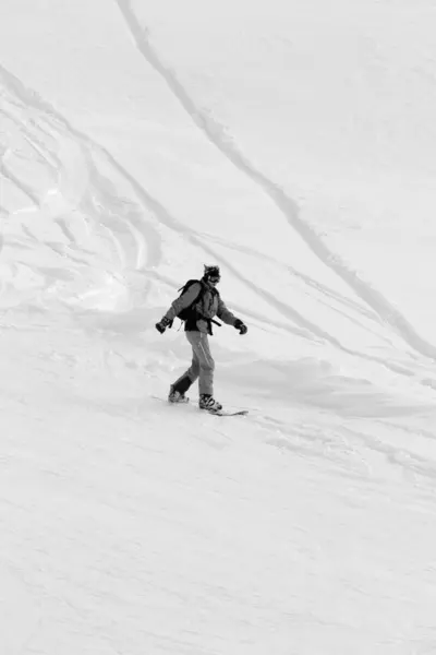 Snowboarder Downhill Besneeuwde Piste Helling Sneeuwval Winterdag Zwart Wit Getinte — Stockfoto