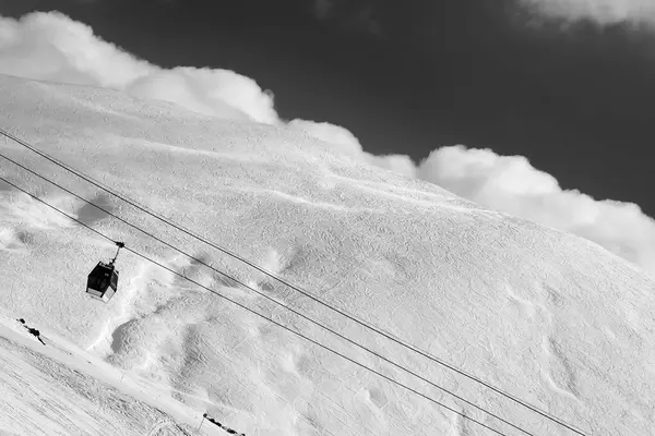 Gondol Asansörünün Siyah Beyaz Manzarası Akşam Pist Dışı Yamaç — Stok fotoğraf
