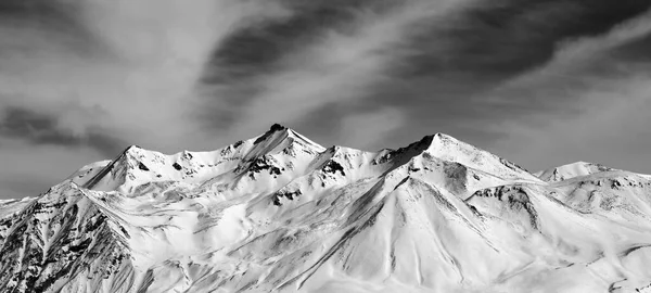 Panoramautsikt Vintern Snöiga Berg Blåsig Dag Kaukasusbergen Georgien Gudauriregionen Svartvitt — Stockfoto