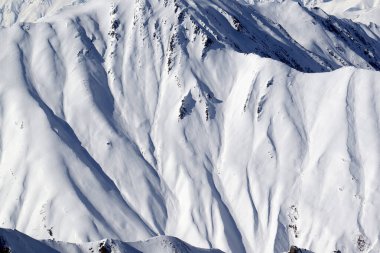 Soğuk kış gününde güneşli, karlı yamaçlı yüksek dağlar. Kafkasya Dağları, Gürcistan bölgesi Gudauri.