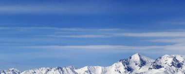 Yüksek karlı dağlarda panoramik manzara ve güneşli kış gününde bulutlu mavi gökyüzü. Kafkasya Dağları, Gürcistan bölgesi Gudauri.