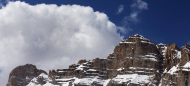 Karlı kayalar ve bulutlu mavi gökyüzü. Türkiye, Central Taurus Dağları, Aladaglar (Anti Taurus) plato Edigel 'den panoramik manzara (Yedi Goller). Uzak konum. 