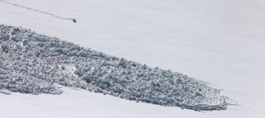 Kar yamacında panoramik manzara ve çığ izi. Yakın çekim görünümü