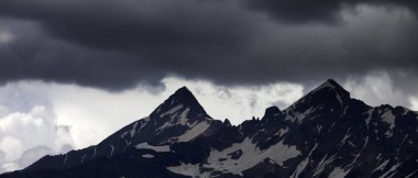 Yüksek karlı dağlardaki fırtına bulutlarının panoramik görüntüsü. Kafkas Dağları. Gürcistan, bölge Yazın Svaneti.