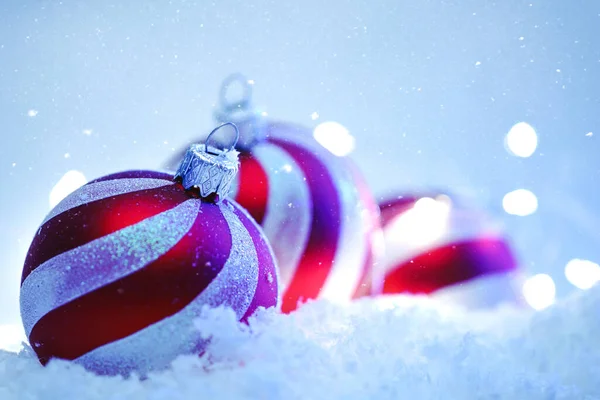 休日のボールと美しい抽象的なボケのクリスマスの背景 — ストック写真
