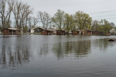 Ukrayna, Kyiv 'de su baskını. Nisan 2023 Dinyeper Nehri kıyısında Muromets Parkı.