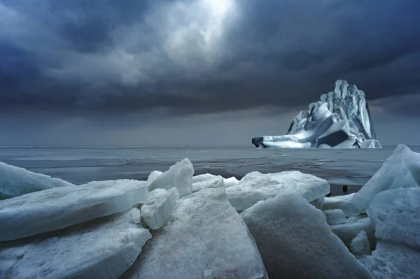 Isberg Det Vida Havet Abstrakt Naturlig Bakgrund — Stockfoto