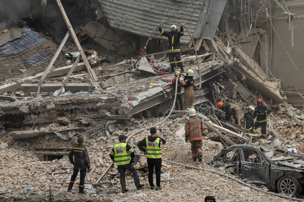 08 июля 2024 года, Украина, Киев, детская больница "ОХМАТДЫТ". Устраняя последствия удара российской баллистической ракеты. Спасательные работы